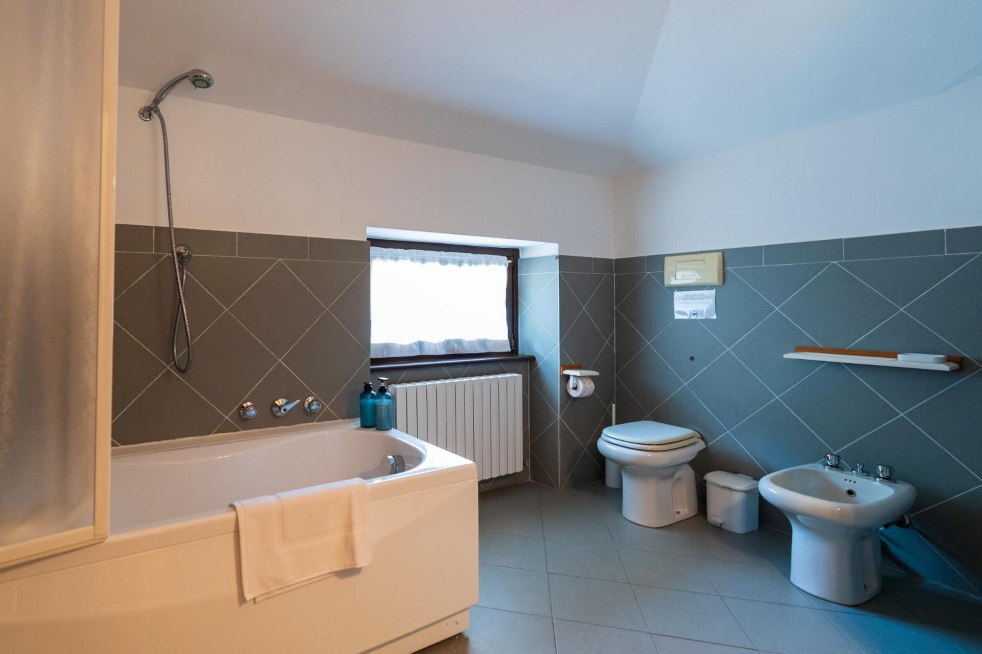 Stunning Apartment- Terrace And Swimming Pool Bellano Eksteriør bilde